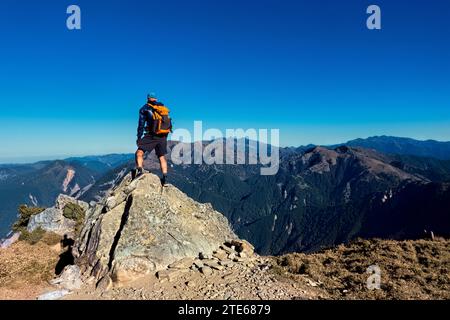 Vue sur le mont Jade (Yushan) depuis le sentier du lac Jiaming, Taitung, Taiwan Banque D'Images