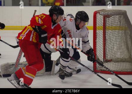 Dumfries, 12 décembre 2023. Hu Jiahao jouant pour la Chine et Mitch Jongmans jouant pour les pays-Bas dans un match du Championnat du monde U20 de hockey sur glace 2024 de l’IIHF, Division II, Groupe A au Dumfries Ice Bowl. Crédit : Colin Edwards Banque D'Images