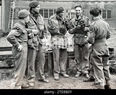 OPÉRATION MARKET GARDEN SEPTEMBRE 1944. L'opération a été couverte par trois membres de l'unité photographique et cinématographique de l'armée vus ici face au siège de l'AFPU aux Pinewood Studios le 28 septembre. De gauche à droite : SGTS D.M.Smith, G. Walker, C.M.Lewis. Banque D'Images