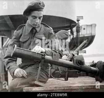 PIAT Projector Infantry arme anti Tank avec un soldat britannique vers 1943 Banque D'Images