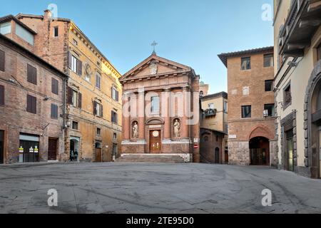 Sienne, Italie. Vue sur la place Piazza Tolomei avec Chiesa di San Cristoforo Banque D'Images