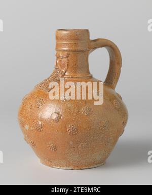 Cruche (Bartmann Jug) avec orbes tachetées, anonyme, c. 1530 - c. 1560 Jug (buisson de barbe fantaisie) en grès sur la surface debout avec un corps sphérique et un col étroit. L'oreille en forme de C est fixée au cou et à l'épaule. Profils sur le cou. Recouvert d'un engobe brun. Le ventre est recouvert de petites boules pointillées imprimées et imposées en relief. Sur le cou, continuellement sur l'épaule, un homme barbu. Cologne/Frechen. Grès de Cologne. glaçage. Engobe vitrification pichet (buisson de fantaisie de barbe) en grès sur la surface debout avec un corps sphérique et un col étroit. L'oreille en forme de C est atta Banque D'Images