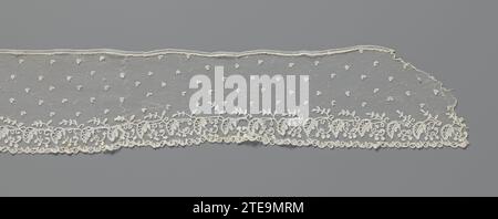 Bande côté application avec motif de paille de coeur, anonyme, c. 1800 - c. 1824 bande côté application naturelle, canette sur sol drachel. Pulvériser des motifs de coeurs sur un sol à mailles fissurées hexagonales très fines, avec un motif répétitif et continu d'une fleur en forme de C avec des branches de feuilles en zigzag et bouclées. Le bord inférieur potentialisé se compose d'une succession de petits cercles ouverts et de C couchés, qui forment de fines coquilles. Motifs avec contours en relief éclatés, côtes. Une sorte de point décoratif (point côté aiguille). Le dessus est garni d'une canette de bordure. Lin de Bruxelles (matériel) dentelle de canette / Bruss Banque D'Images