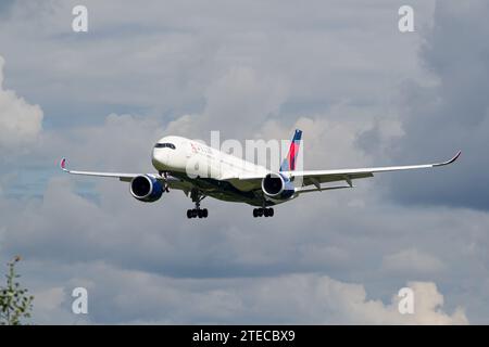 Delta Air Lines Airbus A350-900 atterrissant à Lviv. Il s'agissait de la première visite de l'A350 à l'aéroport de Lviv. Photo de haute qualité Banque D'Images