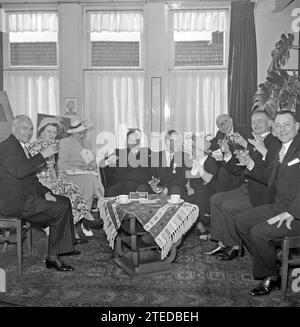 Groupe riant de personnes, 5e à partir de la gauche avec le directeur de l'usine Albert van Abbe Award ca. 1950 Banque D'Images