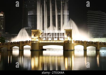 Pont de la fontaine de Dubaï près de Burj Khalifa la nuit. Fontaine dansante. Banque D'Images