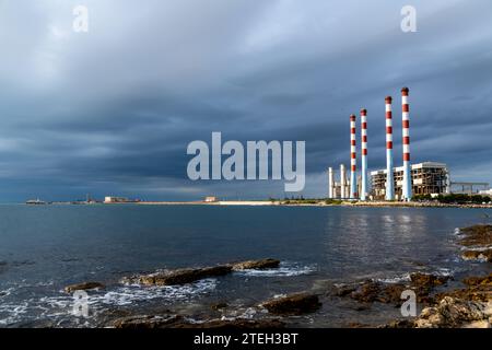Vue de la centrale électrique au gaz française de Martigues et de ses quatre anciennes cheminées, qui ne sont plus en service. Des nuages menaçants peuvent être vus dans t Banque D'Images