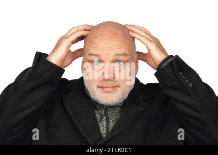 Homme senior blanc étonné en manteau d'hiver sombre, 58 ans avec barbe Banque D'Images