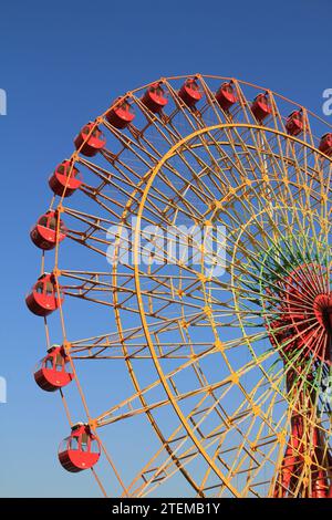 Kobe Mosaic Ferris roue sous ciel bleu le 30 mars 2015 Banque D'Images