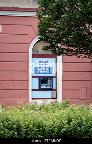 HAVIROV, RÉPUBLIQUE TCHÈQUE - 10 AOÛT 2023 : guichet automatique de la banque Ceska Sporitelna en République tchèque Banque D'Images
