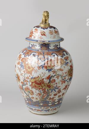 Bocal balustre couvert avec de grands sprays de fleurs, anonyme, c. 1720 - c. 1740 bocal en porcelaine en forme de balus avec bouton de couvercle en forme de lion, boulonné en bleu glacé sous-jacent et sur le glaçage rouge et or. Sur le mur de grandes plantes à fleurs (pivoine, lotus), avec un pneu lambrequin suspendu au sommet avec servetwork sur lequel fleurs rosettes et symboles du bonheur (livres, coquille) et au fond une bande lambrequin surélevée avec des vignes de fleurs contre un sol bleu ; la même bande autour du cou; autour du pied un épaississement avec un pneu de vignes fleuries et un servetwork de pneu entrecoupé de cartouch Banque D'Images