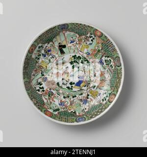 Plat à soucoupe, anonyme, c. 1680 - c. 1700 soucoupe en porcelaine avec mur rond, peinte en bleu glacé et sur le glaçage bleu, rouge, vert, jaune, aubergine, noir et or. Sur l'appartement dans un médaillon trois femmes de musique dans un jardin clôturé ; autour de ce médaillon ont formé différemment des cartouches avec des scènes du Xiyou Ji, «le voyage à l'Ouest», contre une terre de serviteurs; le bord avec des pailles de fleurs dans un cartouche avec un motif Ruyi entrecoupé de divers motifs géométriques de chaque côté. Le dos avec trois branches de fleurs. Marqué sur le dessous avec une feuille d'artémisia dans un doub Banque D'Images