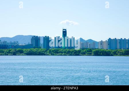 Namyangju City, Corée du Sud - 30 septembre 2023 : l'impressionnante Hanam Union Tower se dresse au-dessus de l'horizon de Hanam City, avec le fleuve Han dans le FO Banque D'Images