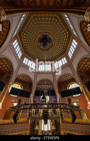 Budapest, Hongrie - 10 décembre 2023 : vue grand angle intérieure de la synagogue de la rue Rumbach zsinagóga architecture. Banque D'Images