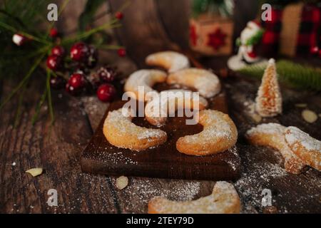 Biscuits sablés en croissant d'amande sur fond festif, mise au point sélective Banque D'Images