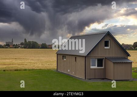 maison simple sur le bord d'un champ Banque D'Images