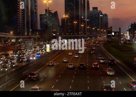 Le trafic est vu sur la route principale de la ville de Dubaï, Sheikh Zayed Road. La COP28, qui se déroule de novembre 30 à décembre 12, se concentre sur la façon dont des nations particulières ont géré la réalisation de leurs objectifs climatiques. La Conférence de Dubaï se concentre également sur les communautés les plus vulnérables et sur le Fonds pour pertes et dommages. Banque D'Images