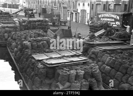 Approvisionnement en charbon sur un bateau à Amsterdam ca. 1945 Banque D'Images