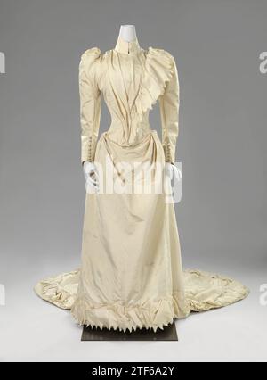 Robe de mariée avec volants pincés, espérance Pos, 1891 Robe de mariée, composée d'un corps et d'une jupe, en crème -blanc côté ottoman. Adresse : Esperance POS/Amsterdam. Amsterdam soie. Robe de mariée batiste, composée d'un corps et d'une jupe, faite de côté pouf blanc crème. Adresse : Esperance POS/Amsterdam. Amsterdam soie. batiste Banque D'Images