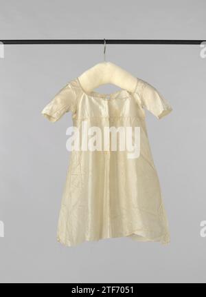 Robe blanche unie pour enfants à manches courtes, inconnue, c. 1800 - c. 1850 la robe est coupée en bas. A l'arrière, la robe se ferme avec deux noeuds. Europe soie la robe est coupée en bas. A l'arrière, la robe se ferme avec deux noeuds. Europe soie Banque D'Images