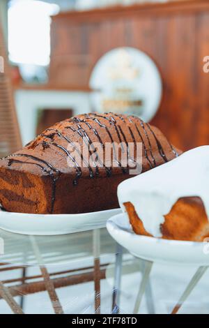 image verticale de pudding en marbre avec glaçage au chocolat et à la vanille, concept de pâtisserie Banque D'Images