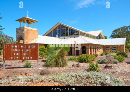St Thomas More Roman Catholic Church, un bâtiment en terre battue construit à partir de 1982 dans la ville de Margaret River, en Australie occidentale. Banque D'Images