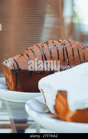 image verticale de pudding en marbre avec glaçage au chocolat et à la vanille, concept de pâtisserie Banque D'Images