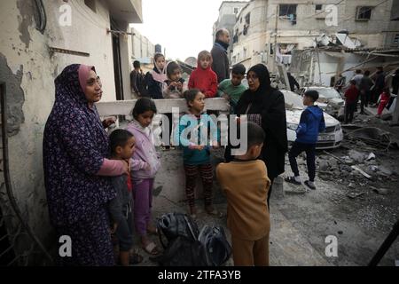 Rafah, Gaza. 19 décembre 2023. Des femmes et des enfants fuient à la suite d’une frappe israélienne contre leur maison, dans le camp de réfugiés d’Al-Shaboura, à Rafah, dans le sud de la bande de Gaza, le mercredi 20 décembre, 2023. alors que les combats se poursuivent entre Israël et les combattants palestiniens, les pays membres du Conseil de sécurité de l ' ONU négocient intensément sur des projets de résolution sur la guerre entre Israël et Gaza, ce qui a entraîné le report du vote au moins mercredi matin. Photo par Ismael Mohamad/UPI crédit : UPI/Alamy Live News Banque D'Images