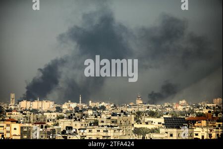 Rafah, Gaza. 19 décembre 2023. De la fumée monte au-dessus de Khan Yunis dans le Sud de la bande de Gaza lors du bombardement israélien depuis Rafah, le mercredi 20 décembre 2023. Au milieu des combats continus entre Israël et les combattants palestiniens, les pays membres du Conseil de sécurité de l’ONU négocient intensément sur des projets de résolution sur la guerre Israël-Gaza, ce qui a également entraîné le report du vote au moins mercredi matin. Photo par Ismael Mohamad/UPI crédit : UPI/Alamy Live News Banque D'Images