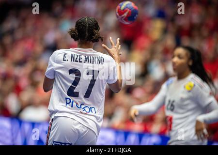 Herning, Danemark. 17 décembre 2023. Estelle Nze Minko (27) de France vue lors de la finale du Championnat du monde de handball IHF 2023 entre la France et la Norvège au Jyske Bank Boxen à Herning. (Crédit photo : Gonzales photo - Morten Kjær). Banque D'Images