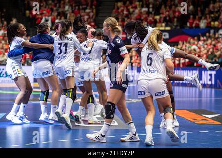 Herning, Danemark. 17 décembre 2023. Les joueurs de France vus en celebrationg après avoir remporté la finale du Championnat du monde de handball IHF 2023 entre la France et la Norvège à Jyske Bank Boxen à Herning. (Crédit photo : Gonzales photo - Morten Kjær). Banque D'Images