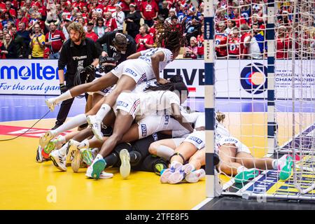 Herning, Danemark. 17 décembre 2023. Les joueurs de France vus en celebrationg après avoir remporté la finale du Championnat du monde de handball IHF 2023 entre la France et la Norvège à Jyske Bank Boxen à Herning. (Crédit photo : Gonzales photo - Morten Kjær). Banque D'Images