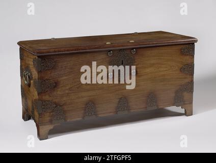 Boîte en bois Peto avec pâte de cuivre avec sur le dos COV et date 1728, anonyme, 1728 boîte en bois Peto avec pâte de cuivre. Le mobilier a des murs plats ; sur les coins, en bas, autour du trou de serrure sur le panneau avant et sur les côtés, il est décoré avec de la pâte de cuivre ouverte en ornement Moreske. Autour de la plaque de verrouillage et sur le couvercle quatre gros clous ronds en cuivre. Les parois latérales ont des poignées profilées en cuivre. Le mobilier repose à l'avant sur des pieds de bol en bois noir. Le couvercle a un bord profilé. À l'arrière se trouve la marque V.O.C. et 1728 brûlés. Bois indonésien (matériel végétal). Cuivre (métal) P Banque D'Images