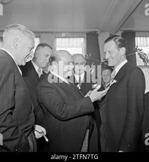 Groupe d'hommes regarde le prix du directeur de l'usine Albert van Abbe ca. 1950 Banque D'Images