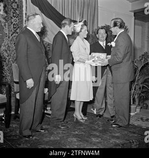 Homme présente cadeau à la femme, 2e et 4e de gauche directeurs d'usine Jan et Albert van Abbe ca. 1950 Banque D'Images