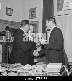 Le directeur de l'usine Albert van Abbe (à droite) serre la main d'un homme, le co-directeur d'extrême gauche Jan van Abbe ca. 1950 Banque D'Images