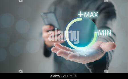 L'homme de main tient la barre de progression de cercle avec le mot VALEUR sur fond de ton sombre, valeur ajoutée ou concept de croissance d'entreprise, augmenter la valeur, croissance va Banque D'Images