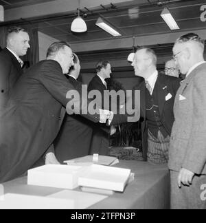 Groupe d'hommes autour d'une table, dont deux se serrent la main ; droite maire Kolfschoten, de retour dans le profil directeur de l'usine Albert van Abbe, 3e à partir de la gauche (seulement partiellement visible) son frère et co-directeur Jan van Abbe ca. 1950 Banque D'Images