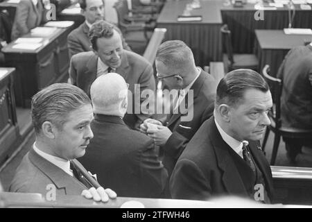 Au début de la session, les présidents de groupe se sont rassemblés devant la table du président. De gauche à droite : mr. W.J. Geertsema (VVD), H.J. Lankhorst (PSP), C.N. van dis (SGP), P. Jongeling (GPV), m. H.K.J. Beernink (CHU) ca. 14 avril 1964 Banque D'Images