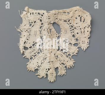 Canette de fragments composée d'une coquille avec chardon ou bleuet, anonyme, c. 1625 - c. 1649 bande de canette de couleur naturelle : côté ancien flamand. Écailles semi-rondes avec des bords fantaisistes avec un motif symétrique dans chaque coquille avec une fleur pendante, peut-être un chardon ou un bleuet. Les motifs sont faits dans la bataille de lin avec des bords ajourés et des évidements. Les traits artificiels en forme de feuille sont utilisés dans l'axe de longueur. Le haut de la bande est droit fini. Le bord de rebut est fini avec des picots. Lin du sud des pays-Bas (matériel) dentelle de canette / vieille dentelle flamande bande de couleur naturelle Banque D'Images