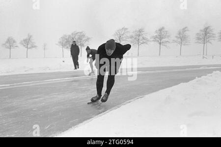 Courses sur longue piste à Midden-Beemster, Nico Houter en action ca. 28 décembre 1962 Banque D'Images