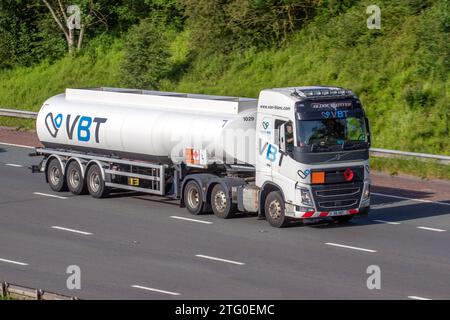 VBT TRANSPORT LTD Van blanc transport transport de carburant en vrac transport de citerne. Camion Volvo FH de distribution nationale Banque D'Images