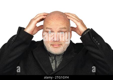 Homme senior blanc étonné en manteau d'hiver sombre, 58 ans avec barbe Banque D'Images