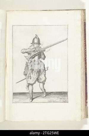 Soldat qui souffle la mèche et recouvre la poêle avec ses doigts (n° 9), ca. 1600, 1608 Un soldat, à droite, à droite, tenant un gouvernail (un certain type d'arme à feu) de sa main gauche (n° 9), ca. 1600. Il porte le gouvernail à sa bouche pour souffler la mèche, avec deux doigts il recouvre la poêle contre les étincelles. Plaque 9 dans les instructions de manipulation du gouvernail. Partie des illustrations dans : J. de Gheyn, Weapon Handele of Roers Musquetten and Spiessen, Amsterdam, 1608. Prix de guerre vers 1600. Imprimeur : Northern Netherlandsprint fabricant : Northern Netherlandspublisher : Amsterdampublisher : Amster Banque D'Images