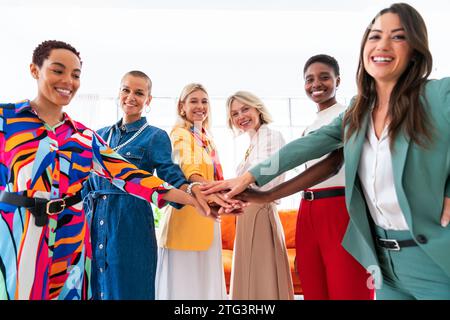 Groupe de belles femmes d'affaires confiantes se réunissant dans le bureau - Multiethinc équipe créative féminine brainstorming au travail - collègues divers travaillant Banque D'Images