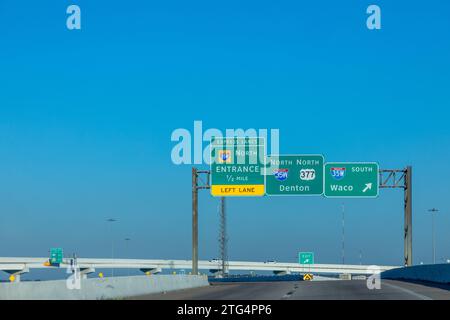 Signalisation denton entrée nord de waco sud et voie express à un passage à niveau de fort Worth, États-Unis Banque D'Images