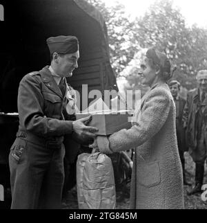 Merci anglo-américain. Pendant la guerre, de nombreux Néerlandais abritèrent des pilotes alliés qui furent abattus au-dessus des pays-Bas et travaillèrent à leur retour vers les lignes alliées. Beaucoup ont ensuite fait don de leurs vélos, vêtements, etc., qu'ils reçoivent maintenant des missions anglaises et américaines dans ce pays ca. Novembre 1945 Banque D'Images