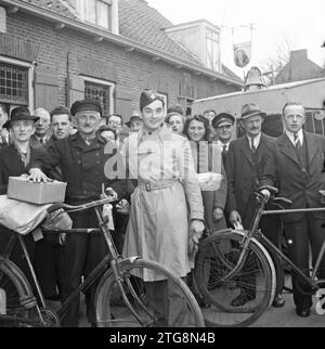 Merci anglo-américain. Pendant la guerre, de nombreux Néerlandais abritèrent des pilotes alliés qui furent abattus au-dessus des pays-Bas et travaillèrent à leur retour vers les lignes alliées. Beaucoup ont ensuite fait don de leurs vélos, vêtements, etc., qu'ils reçoivent maintenant des missions anglaises et américaines dans ce pays ca. Novembre 1945 Banque D'Images