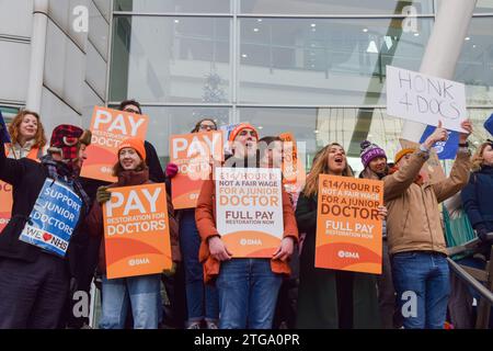 Les médecins juniors tiennent des pancartes en faveur d'une juste rémunération lors du piquet de grève de la British Medical Association (BMA) à l'extérieur de l'University College Hospital, alors qu'ils organisent une nouvelle série de grèves sur les salaires. (Photo de Vuk Valcic / SOPA Images/Sipa USA) Banque D'Images