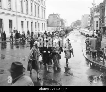 13e lustrum de l'Association des étudiantes d'Utrecht la tournée a été faite dans la pluie battante ca. 14 avril 1964 Banque D'Images